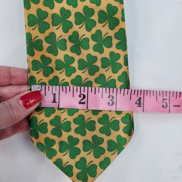 Silk gold and green shamrock necktie - Picture 7 of 9